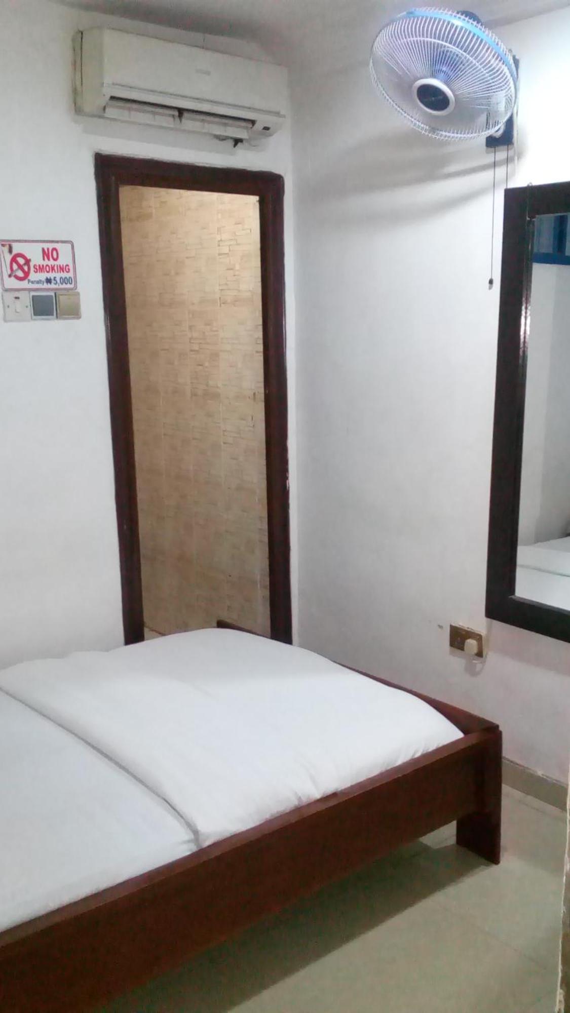 Ben Auto Hotel Lagos Kültér fotó